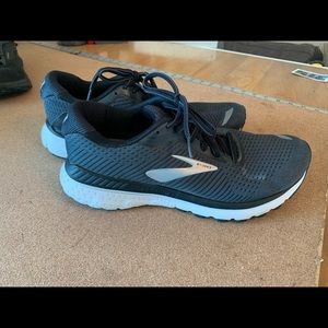 Brooks Adrenaline 9.5 Womens Gray GUC snow studs